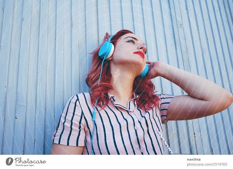 Junge rothaarige Frau beim Musikhören Lifestyle Stil Design Sinnesorgane Erholung Freizeit & Hobby Headset Kopfhörer Technik & Technologie