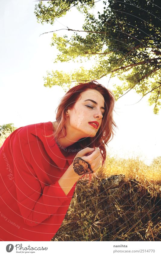 Junge Frau genießt Sonnenlicht im Herbst Lifestyle elegant Stil schön Sommersprossen Wellness harmonisch Sinnesorgane Erholung Mensch feminin Jugendliche