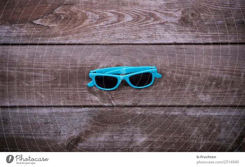 Blaue Sonnenbrille Sommer Brille Holz Schwimmen & Baden Erholung blau türkis Ferien & Urlaub & Reisen 1 Mitte zentral Steg verwittert Holzbrett Sommerurlaub