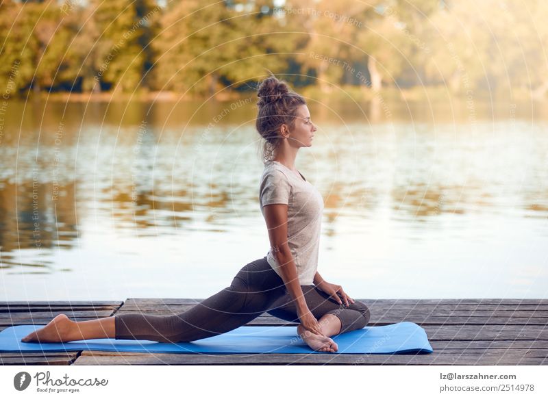 Attraktive Frau beim Training auf einem Holzdeck Lifestyle Glück schön Körper Wellness Erholung Meditation Sommer Meer Yoga Erwachsene 1 Mensch 18-30 Jahre