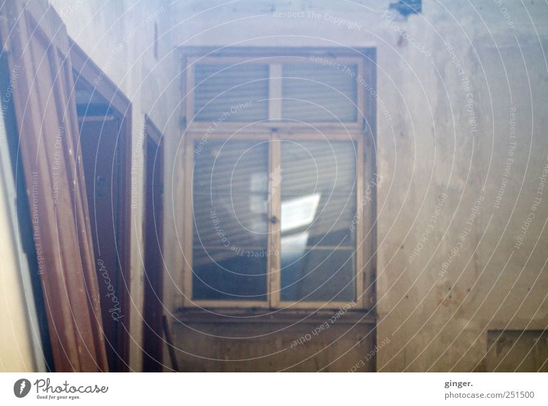 Ab durch die Scheibe [CHAMANSÜLZ 2011] Haus alt kaputt Außenaufnahme Fenster Fensterscheibe Fensterrahmen Tür ausgehängt Unbewohnt baufällig diffus grau-braun