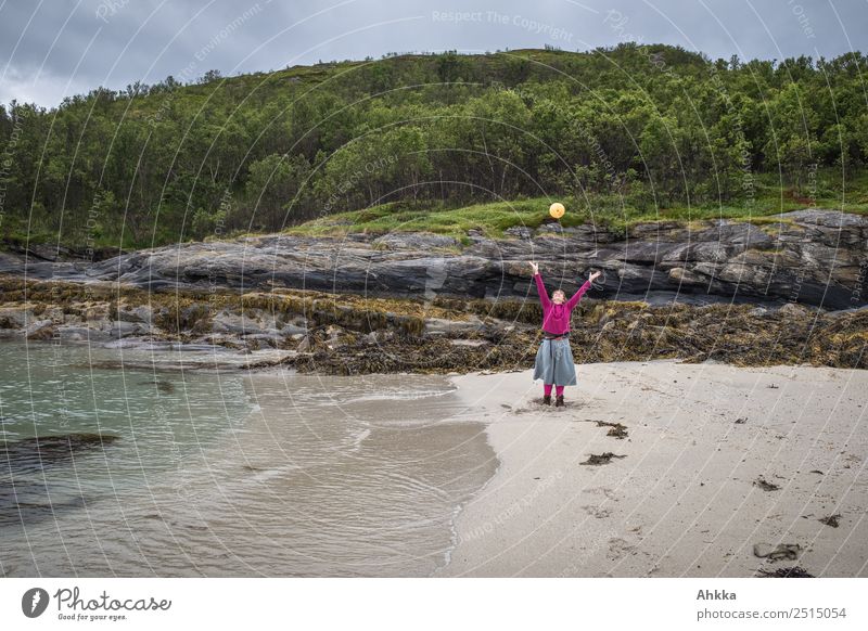 Strandszene - Junge Frau wirft gelben Ball Abenteuer Jugendliche Natur Küste Meer Norwegen werfen wild Freude Fröhlichkeit Zufriedenheit Lebensfreude