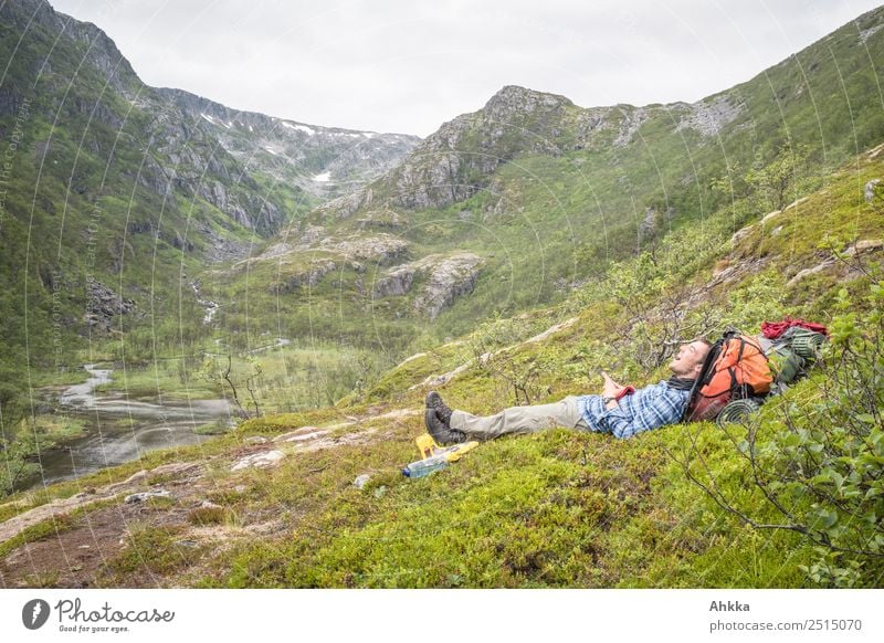 Junger Mann entspannt in nordischer Landschaft Ferien & Urlaub & Reisen Abenteuer Berge u. Gebirge wandern Mensch Jugendliche 1 Natur Schlucht Fluss Norwegen