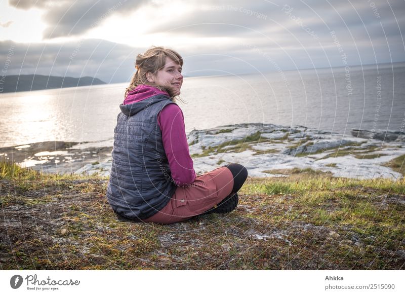Junge Frau sitzt am Meer und schaut in die Ferne beobachten Küste ufer Outdoor Natur natürlich Pause machen Ferien & Urlaub & Reisen ruhig Erholung Gelassenheit