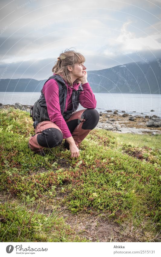 Junge Frau genießt nordische Landschaft Zufriedenheit Erholung ruhig Ferien & Urlaub & Reisen Ausflug Abenteuer Ferne Jugendliche Fjord Norwegen genießen hocken