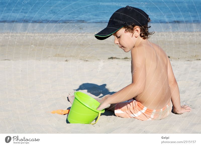 bezaubernder Junge, der am Strand vor weißem Hintergrund spielt. Freude Glück schön Schwimmbad Spielen Ferien & Urlaub & Reisen Ausflug Sommer Sonne Meer Kind