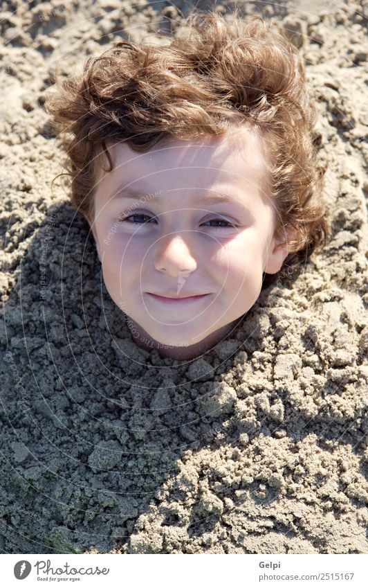 Kleinkind begraben im Sand des Strandes Freude Glück Gesicht Spielen Ferien & Urlaub & Reisen Sommer Sonne Meer Sport Kind Schule Mensch Junge Mann Erwachsene