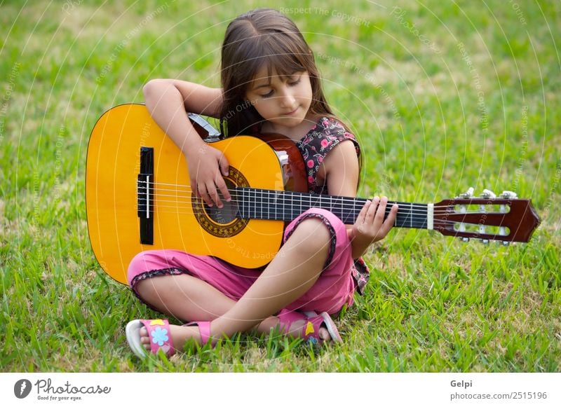 Mädchen mit Gitarre Musik Kind Schule Mensch Junge Musiknoten Blume Gras grün rosa Schüler Spanisch gutaussehend Menschen Instrument Beautyfotografie Schnüre