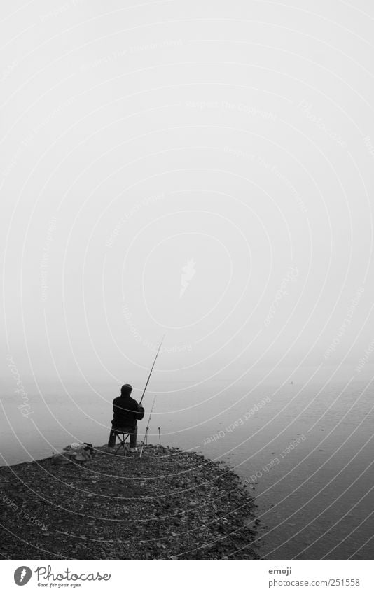 fisherman maskulin 1 Mensch 45-60 Jahre Erwachsene Urelemente Wasser Himmel Herbst schlechtes Wetter Nebel Nordsee Ostsee Meer See dunkel kalt trist grau sitzen