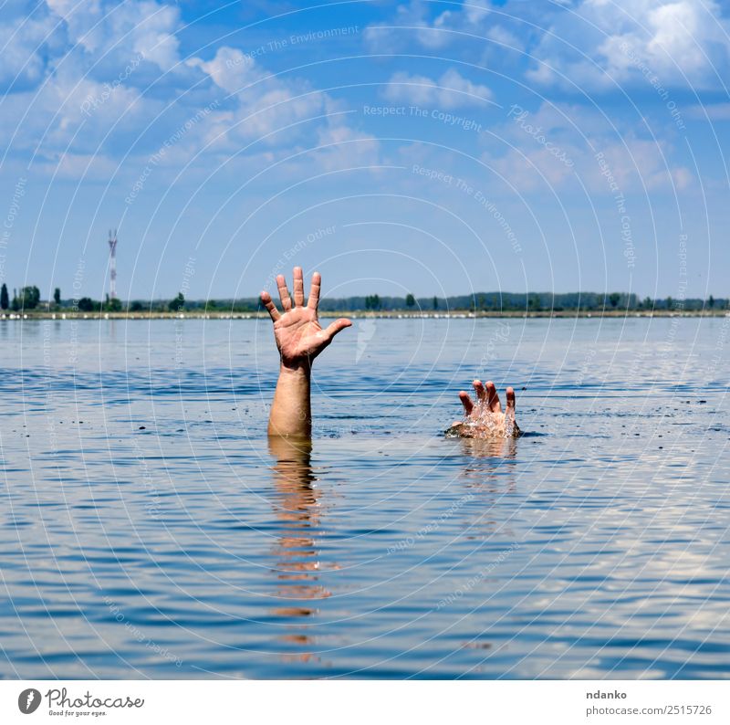 Geste eines Mannes, der versinkt. Sommer Meer Mensch Erwachsene Arme Hand Finger 1 30-45 Jahre Himmel See Bewegung Schwimmen & Baden blau Hoffnung Tod Angst