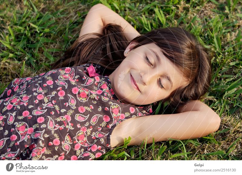 Liebenswertes Mädchen entspannt auf dem grünen Gras Freude Glück Erholung Ferien & Urlaub & Reisen Sommer Sonne Kind Mensch Baby Frau Erwachsene Kindheit