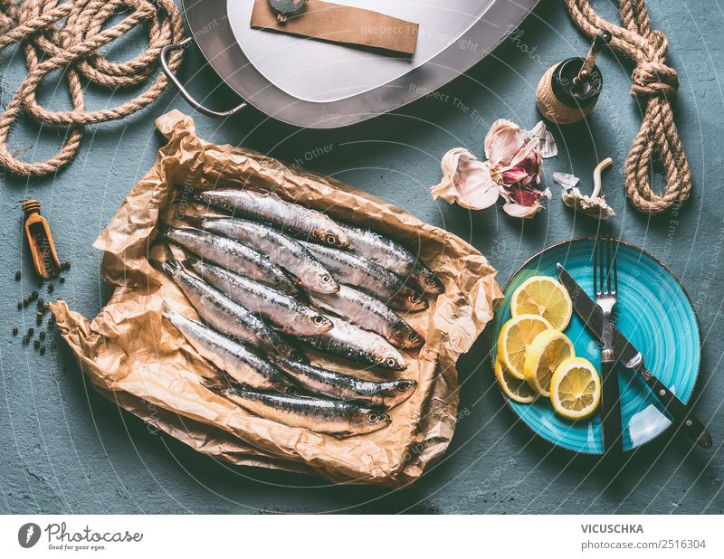Frische Sardinen auf dem Küchentisch Lebensmittel Fisch Kräuter & Gewürze Öl Ernährung Diät Geschirr Stil Design Gesundheit Gesunde Ernährung Tisch Restaurant
