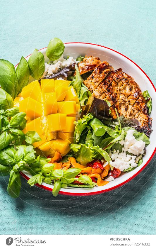 Low carb Salat mit Hähnchen und Mango Fleisch Gemüse Salatbeilage Ernährung Mittagessen Abendessen Büffet Brunch Bioprodukte Diät Teller Stil Design Gesundheit
