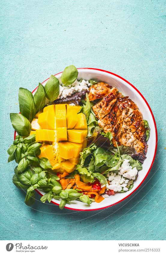 Hähnchensalat mit Mango und Feta Lebensmittel Fleisch Käse Salat Salatbeilage Ernährung Mittagessen Büffet Brunch Bioprodukte Teller Stil Design Gesundheit