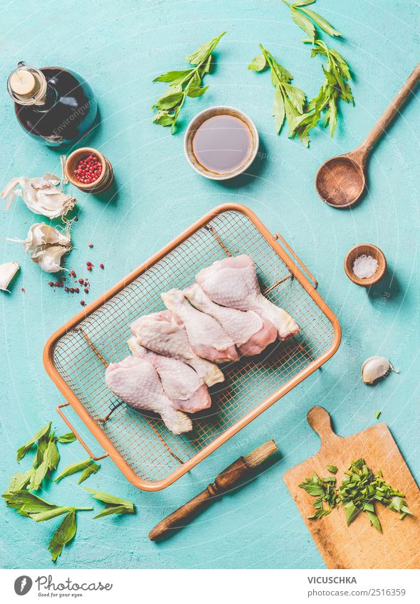 Hähnchenschenkel auf Grillrost Lebensmittel Fleisch Kräuter & Gewürze Ernährung Bioprodukte Diät Geschirr Design Tisch Stil Saucen Hintergrundbild