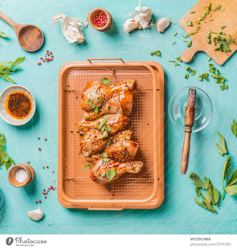 Marinierte Hähnchenschenkel auf Grillrost Lebensmittel Fleisch Ernährung Mittagessen Abendessen Bioprodukte Geschirr Schalen & Schüsseln Stil Design Küche