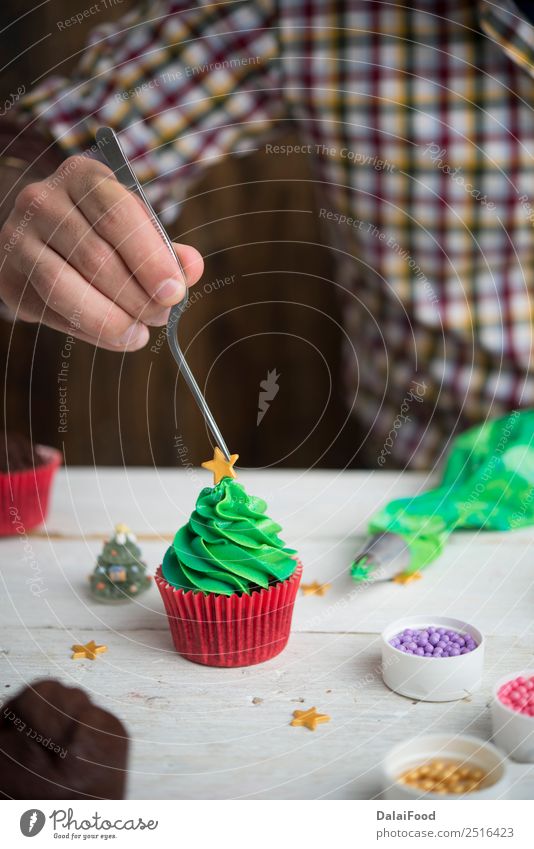 Herstellung von Muffins für die Weihnachtszeit backen Kuchen Süßwaren Feste & Feiern Weihnachten & Advent Tasse Cupcake Dekoration & Verzierung Dessert festlich