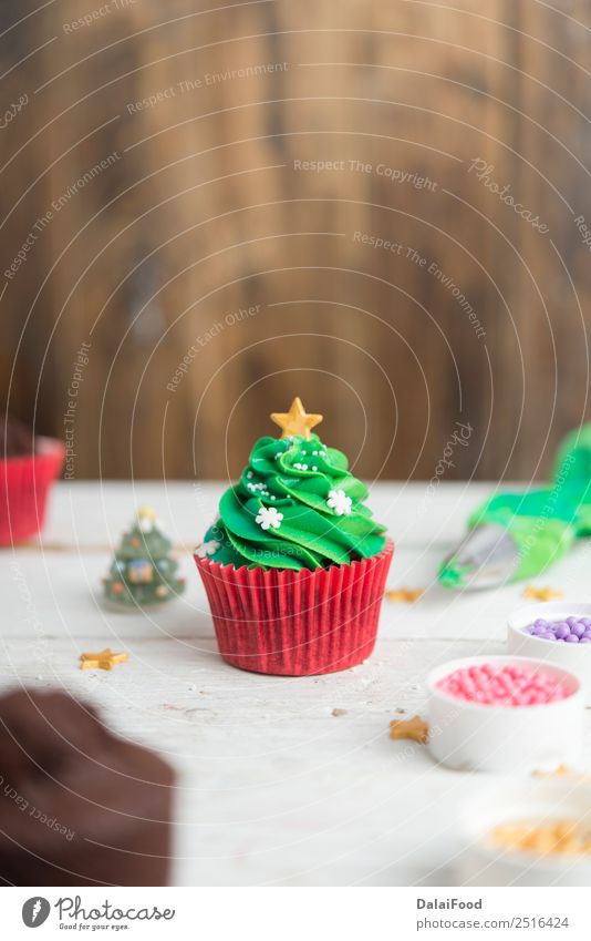 Cupcake Weihnachtsbaum (vertikal) Hintergrund neutral Hintergrundbild backen Unschärfe hell Backwaren Kuchen Feste & Feiern Weihnachten & Advent Farbe Sahne