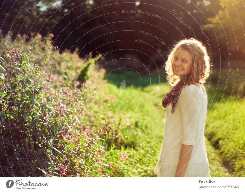 Freude am Leben feminin Junge Frau Jugendliche Erwachsene 1 Mensch Natur Schönes Wetter Gras Sträucher Park Wiese blond Locken drehen Lächeln Blick stehen