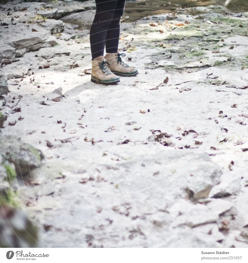 [CHAMANSÜLZ 2011] Päuschen Klettern Bergsteigen wandern Frau Erwachsene Beine Fuß Mensch stehen Wanderschuhe Stein steinig Leggings Blatt Herbst Tatendrang Knie