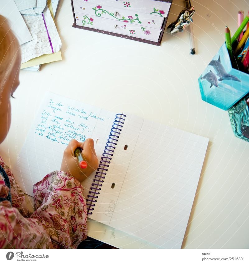 Handschrift Freizeit & Hobby Schreibtisch Kindererziehung Bildung Schule lernen Mensch Mädchen Kindheit Kopf 1 3-8 Jahre blond Schreibstift Schriftzeichen