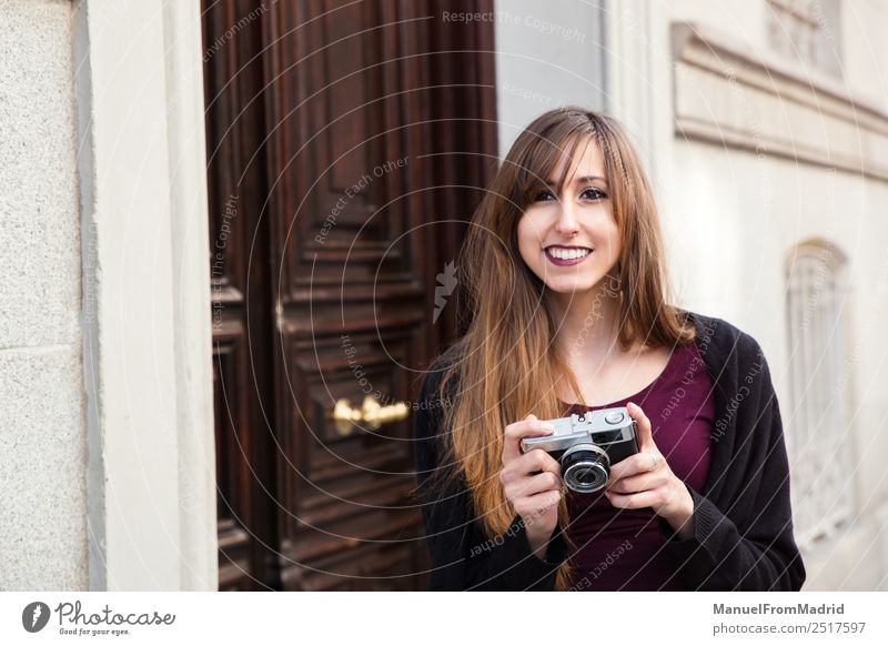junge Frau beim Fotografieren Lifestyle Stil Glück schön Freizeit & Hobby Fotokamera Erwachsene Straße Lächeln Fröhlichkeit klug nehmen Grafik u. Illustration