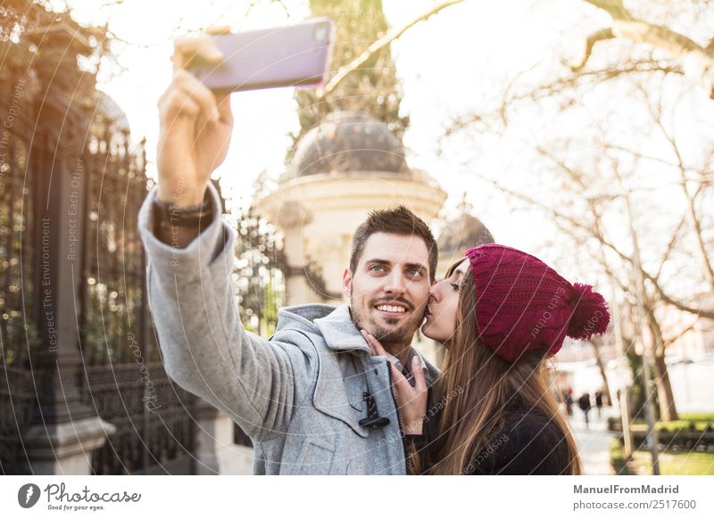 Paar, das Selfie auf der Straße nimmt. Lifestyle elegant Stil Freude Glück schön Ferien & Urlaub & Reisen Tourismus Sightseeing Winter Telefon PDA Fotokamera