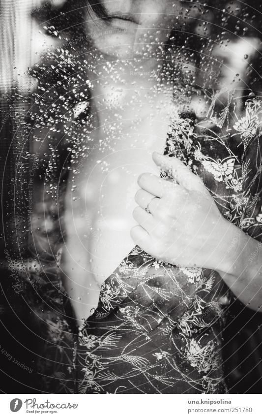désillusion feminin Junge Frau Jugendliche Erwachsene Körper Frauenbrust 1 Mensch 18-30 Jahre Wassertropfen Regen Fenster Bekleidung Hemd Kleid schwarzhaarig