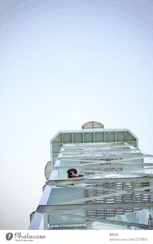 [CHAMANSÜLZ] Die Turmphotografin Kopf 1 Mensch Himmel Wolkenloser Himmel Wetter Schönes Wetter Architektur Blick oben blau Beginn anstrengen Einsamkeit