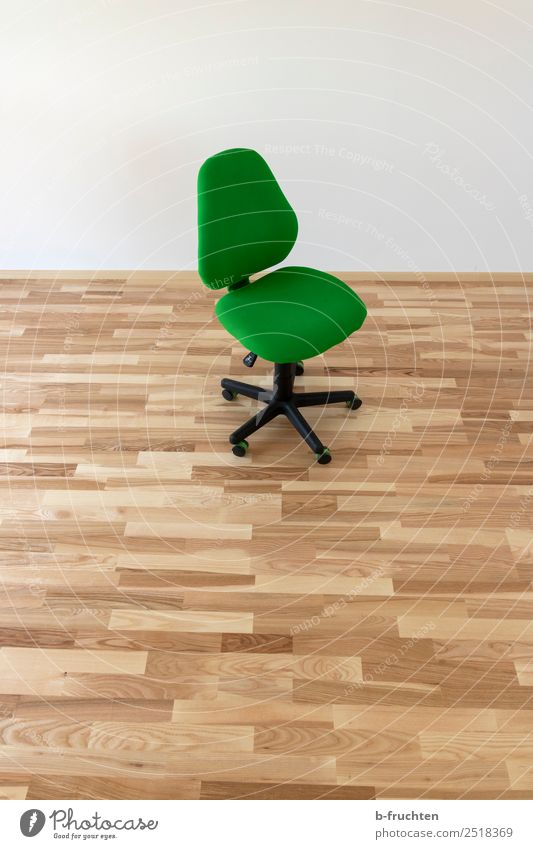 Bürostuhl im leeren Zimmer Büroarbeit Holz sitzen frech grün Einsamkeit Sessel Parkett Arbeitslosigkeit Umzug (Wohnungswechsel) Mauer Raum einzeln Rollstuhl