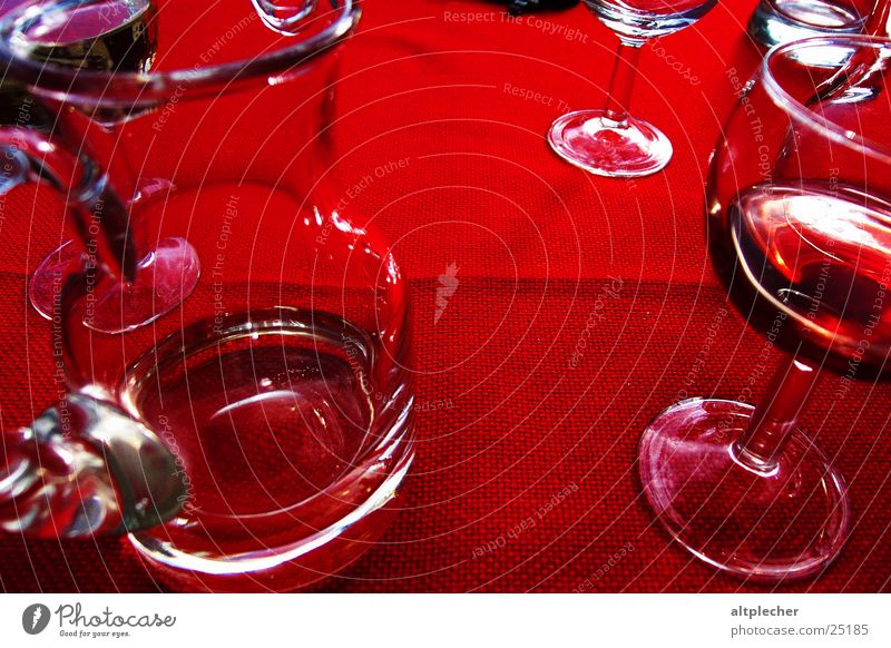 Rotwein auf Rot-Tisch-Decke rot trinken Getränk Alkohol Glas Tischwäsche