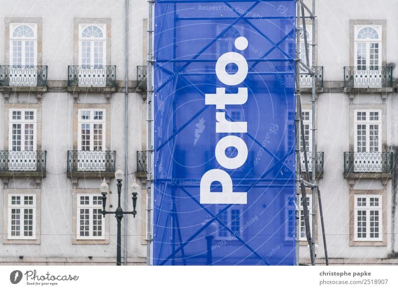 Banner saying Porto Ferien & Urlaub & Reisen Städtereise Portugal Stadt Hafenstadt Stadtzentrum Altstadt Menschenleer Haus Fassade Zeichen Schriftzeichen