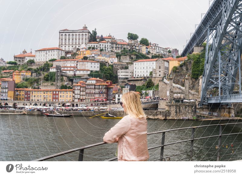 Am Fuße der Ponte Dom Luís I Ferien & Urlaub & Reisen Tourismus Ausflug Städtereise Junge Frau Jugendliche 1 Mensch 30-45 Jahre Erwachsene Flussufer Porto