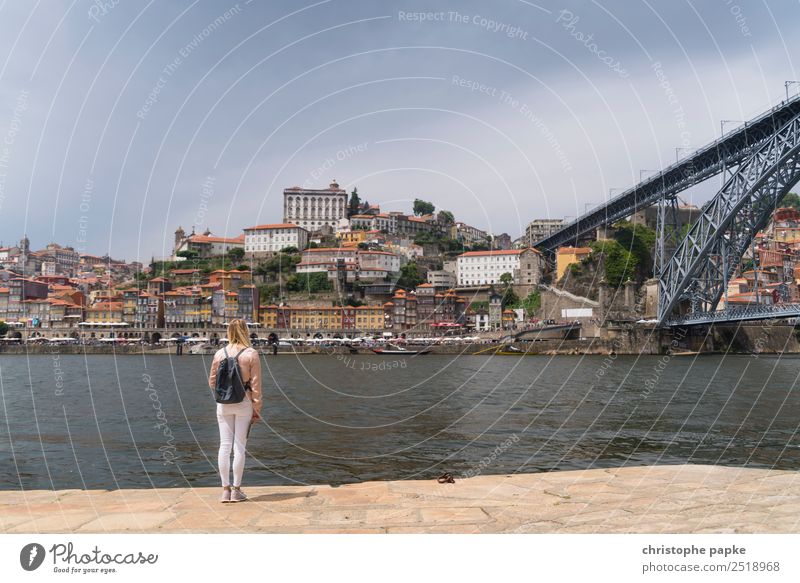 Blonde Frau blickt auf Brücke in Porto Ferien & Urlaub & Reisen Tourismus Sightseeing Städtereise Sommer Sommerurlaub Junge Frau Jugendliche 1 Mensch