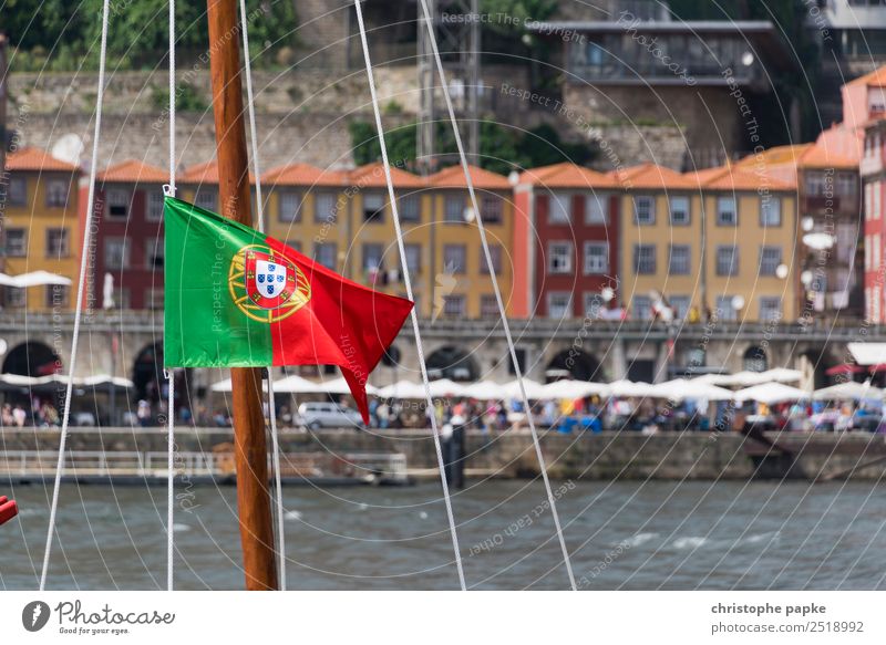 Portugiesische Flagge an Boot vor Altstadt von Porto / Portugal Ferien & Urlaub & Reisen Städtereise Sommer Sommerurlaub Stadt Haus Schifffahrt Segelboot Fahne