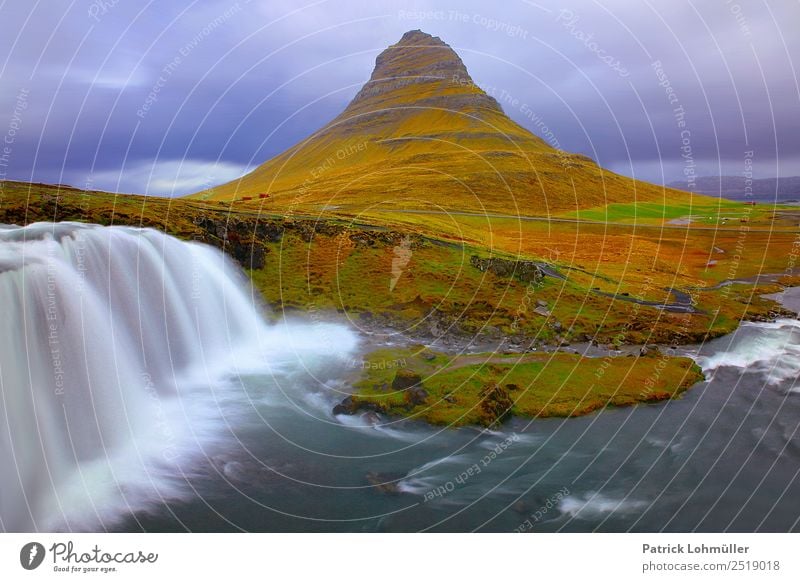 Kirkjufellsfoss Island Ferien & Urlaub & Reisen Tourismus Umwelt Natur Landschaft Wasser Himmel schlechtes Wetter Vulkan Wellen Insel Wasserfall Kirkjufellfoss