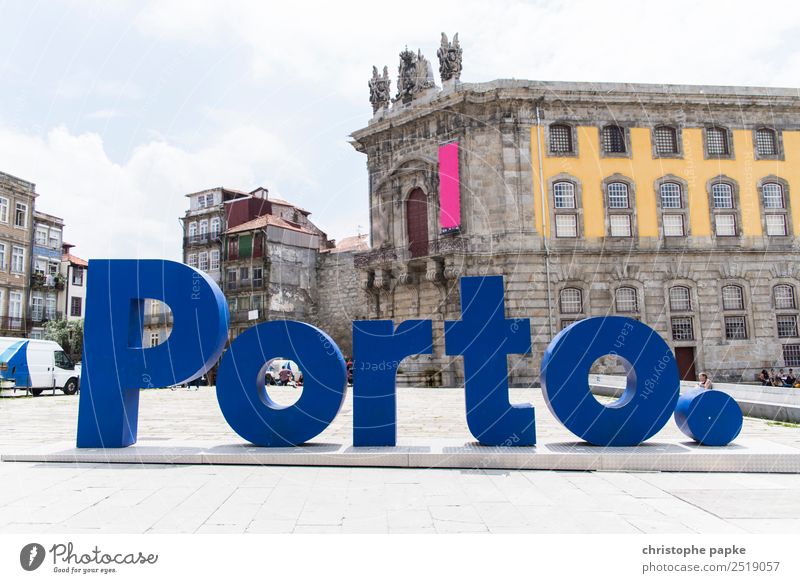 Welcome To Porto. 2 Ferien & Urlaub & Reisen Tourismus Städtereise Sommer Sommerurlaub Sonne Portugal Stadt Hafenstadt Stadtzentrum Haus Mauer Wand Fassade