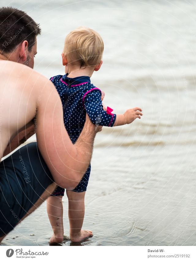 Papa passt auf Wohlgefühl Zufriedenheit Schwimmen & Baden Sommer Sommerurlaub Strand Meer Insel Mensch maskulin feminin Kind Baby Kleinkind Mann Erwachsene