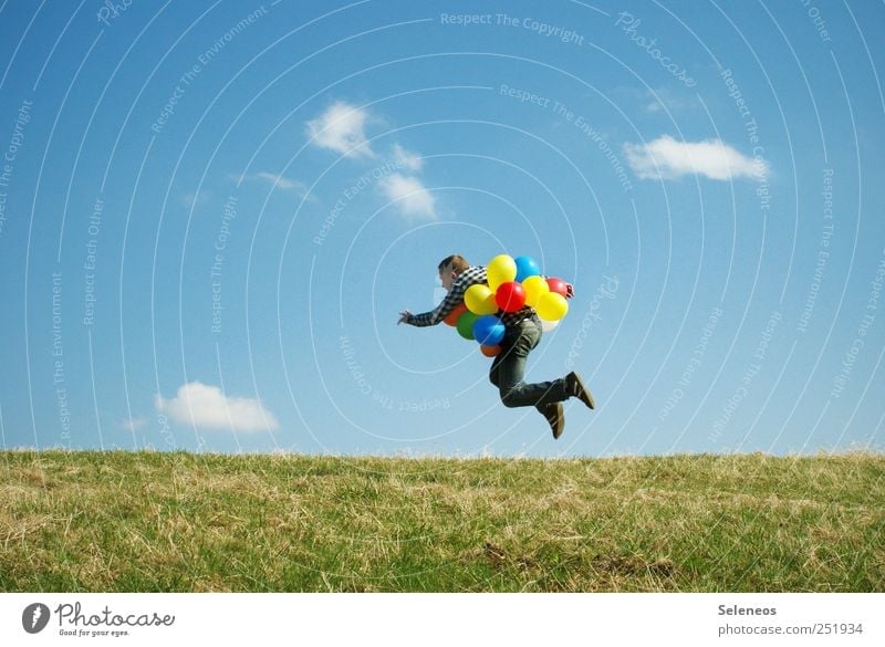 zum abheben Sommer Mensch maskulin 1 Umwelt Natur Landschaft Himmel Wolken Schönes Wetter Pflanze Gras Wiese Luftverkehr Bekleidung Luftballon fliegen springen