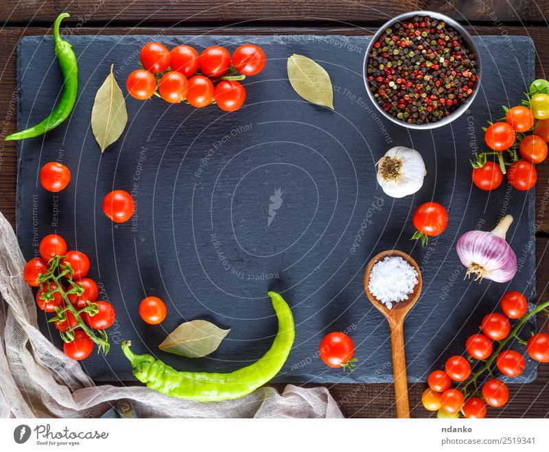 reife rote Kirschtomaten Gemüse Teigwaren Backwaren Kräuter & Gewürze Löffel Holz Essen frisch oben braun gelb schwarz Farbe Tradition Lebensmittel Tomate
