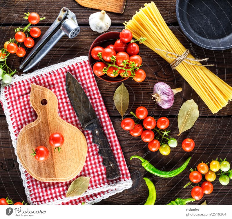 rote Kirschtomaten und Spaghetti Gemüse Teigwaren Backwaren Kräuter & Gewürze Mittagessen Abendessen Pfanne Messer Holz Linie Essen frisch groß lang oben braun
