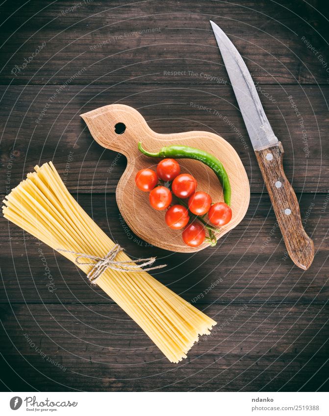 rohe italienische lange Nudeln Gemüse Teigwaren Backwaren frisch groß oben gelb rot schwarz Farbe Tradition Spaghetti Spätzle Lebensmittel Tomate Kirsche Saucen
