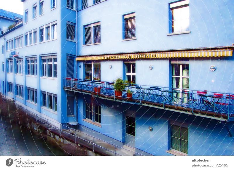 Blauhaus Haus Balkon Gastwirtschaft Fenster Architektur blau Einsamkeit