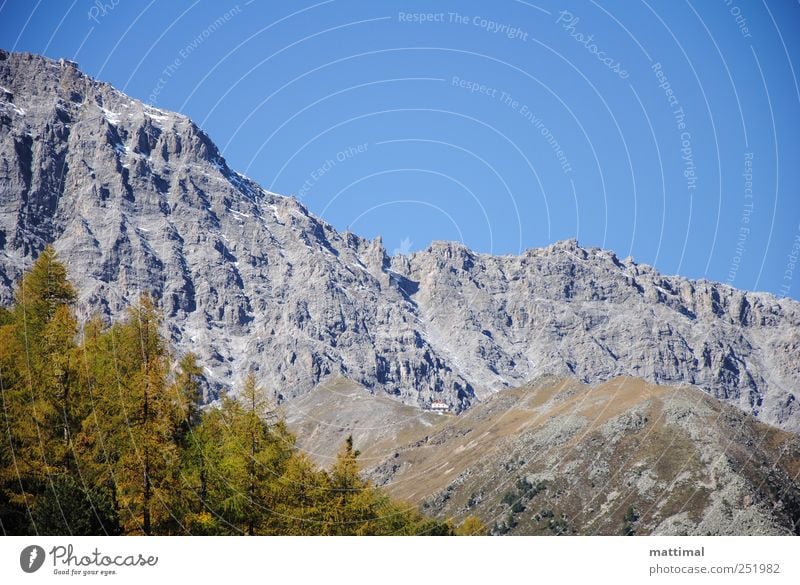 Zwei Schutzhütten Landschaft Himmel Baum Berge u. Gebirge gigantisch blau grau Farbfoto Außenaufnahme Menschenleer Tag Blick nach oben