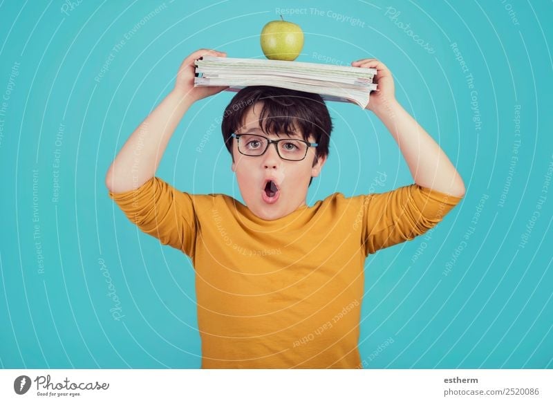 kleiner Junge mit grünem Apfel und Büchern Frucht Lifestyle Freude Erholung lesen Bildung Kind Schule Schulkind Mensch maskulin Kleinkind Kindheit 1 8-13 Jahre