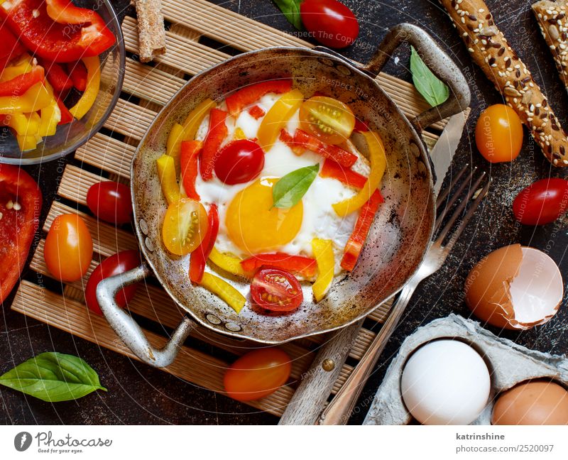 Spiegelei mit Paprika und Tomaten Gemüse Frühstück Pfanne Tisch frisch hell gelb rot Cholesterin kochen & garen Ei fette Nahrung Lebensmittel braten Mahlzeit