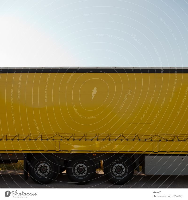 Laster gelb Arbeitsplatz Wirtschaft Güterverkehr & Logistik Wolkenloser Himmel Schönes Wetter Verkehr Verkehrsmittel Straße Lastwagen Anhänger authentisch