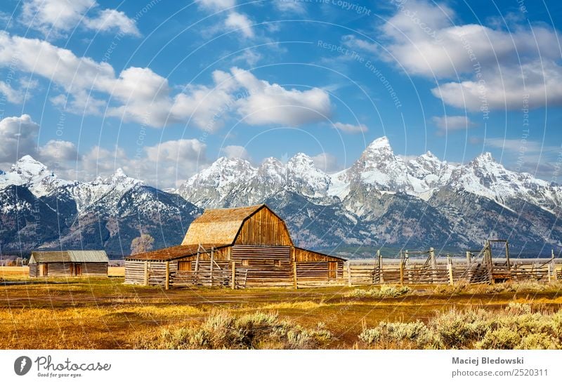 Teton Range mit Moulton Barn, Wyoming, USA. Ferien & Urlaub & Reisen Tourismus Ausflug Abenteuer Freiheit Sightseeing Expedition Camping Berge u. Gebirge