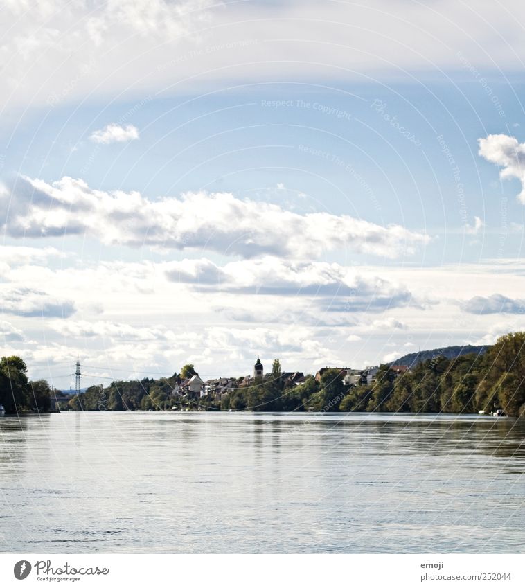 am Rhein Wasser Himmel Wolken Schönes Wetter Fluss Dorf Stadtrand blau rheinfelden Grenze Farbfoto Außenaufnahme Menschenleer Textfreiraum oben