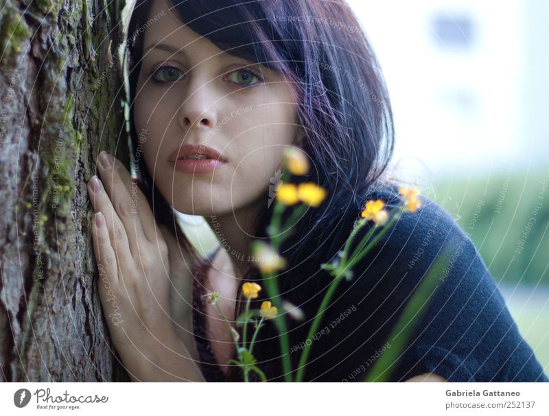 Porträt feminin Kopf Hand 1 Mensch 18-30 Jahre Jugendliche Erwachsene Umwelt Natur Baum Blume Holz schön violett Stimmung Sinnesorgane sehen betrachten Vorbau